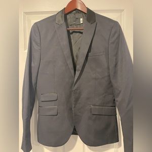 H&M Navy Blazer Size 34R.
Worn Twice
Material: Viscose, Polyester & Wool